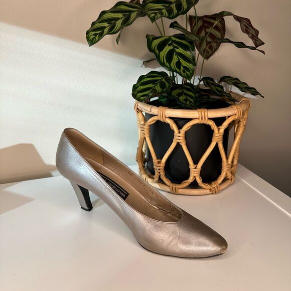 Vintage Stuart Weitzman Pewter Champaign Beige Leather Pumps 3” Heel- Size 8.5 - Picture 2 of 15